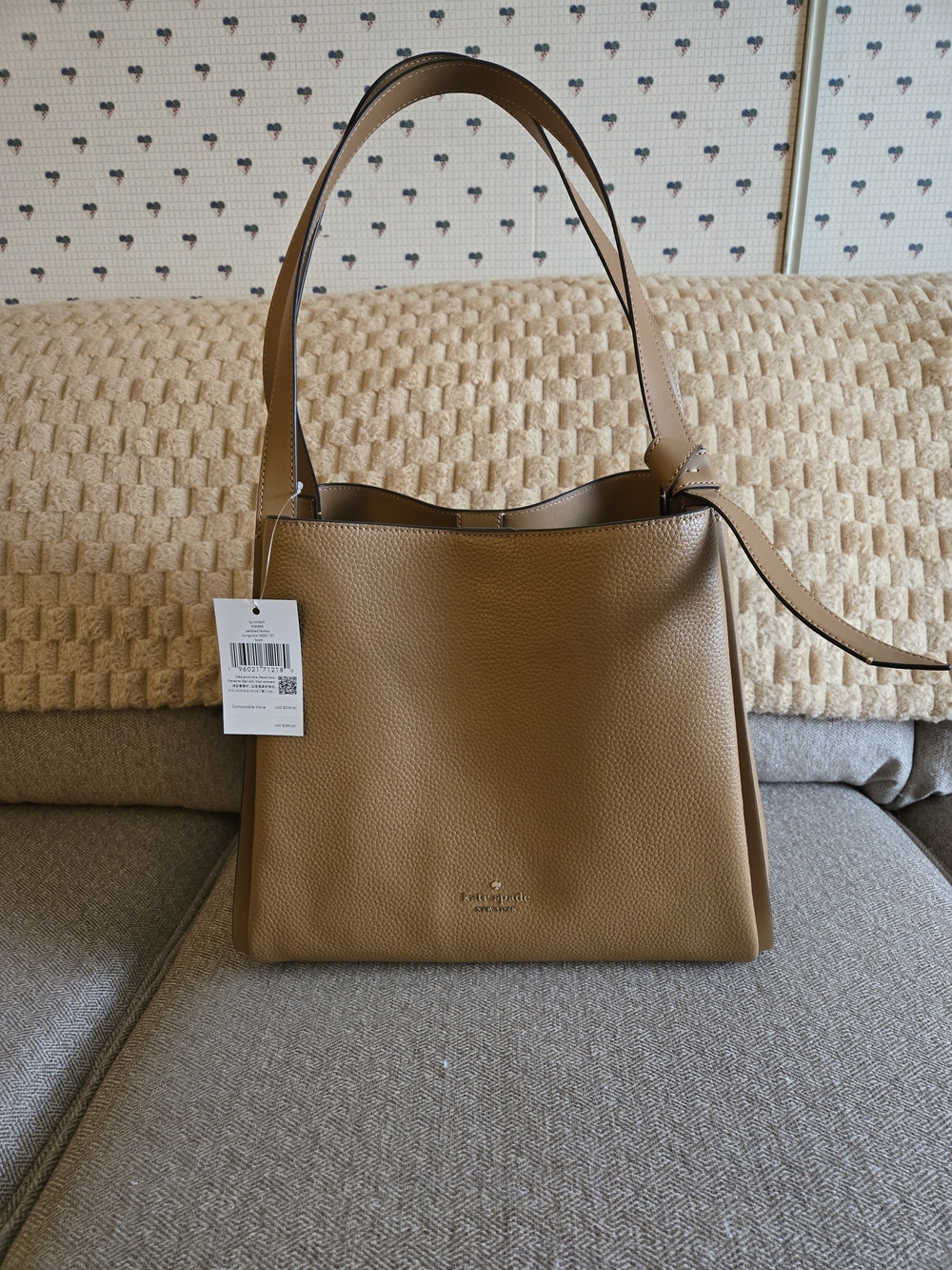 KATE SPADE LARGE KNOT SHOULDER BAG. NWT